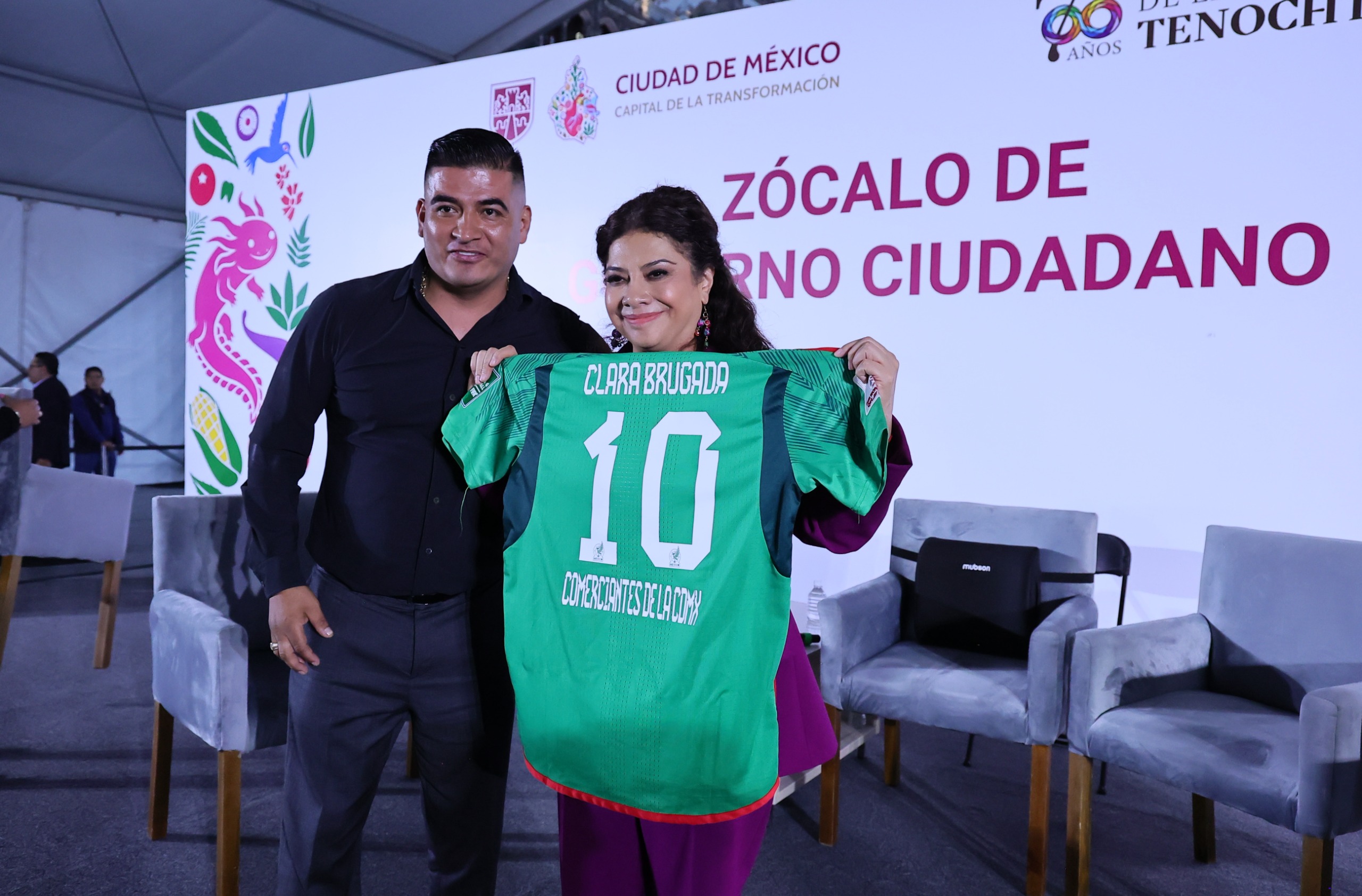 Clara Brugada escucha a casi 2 mil personas en histórica audiencia ciudadana en el Zócalo