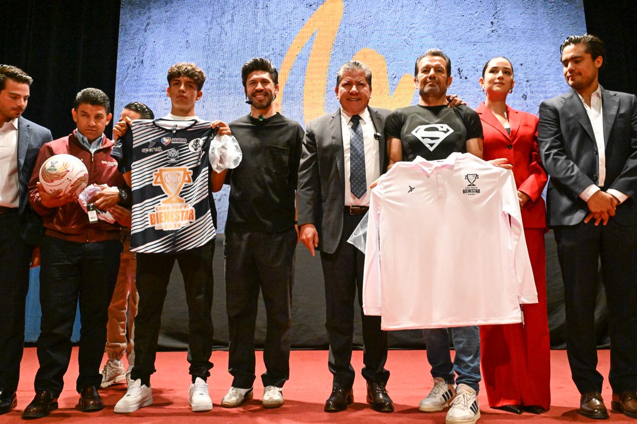 David Monreal y Oribe Peralta entregan uniformes y sueños a jóvenes zacatecanos