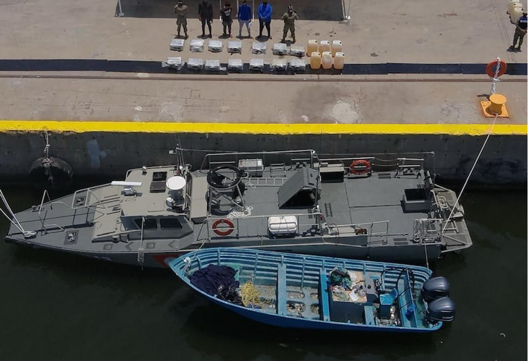 Narcolancha interceptada en Oaxaca: decomisan 559 kilos de cocaína y huachicol en altamar