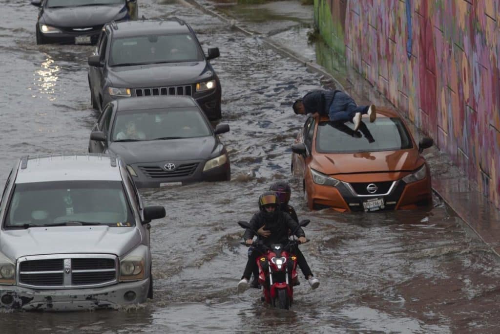 Lluvias históricas y caos vial: 140 brigadistas atienden emergencias por granizada en la capital