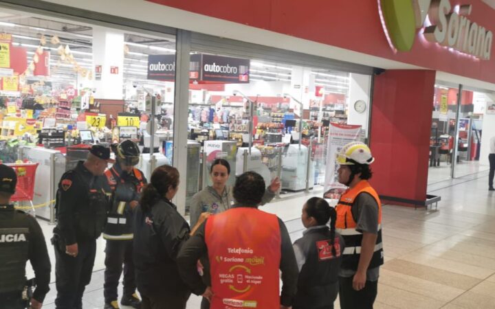 Fuego en Soriana Híper de Parque Delta mantiene en alerta a Benito Juárez, sin víctimas