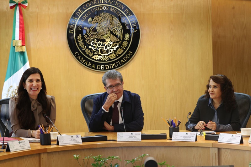 Monreal abre la puerta al debate de seguridad y plantea freno a abusos bancarios