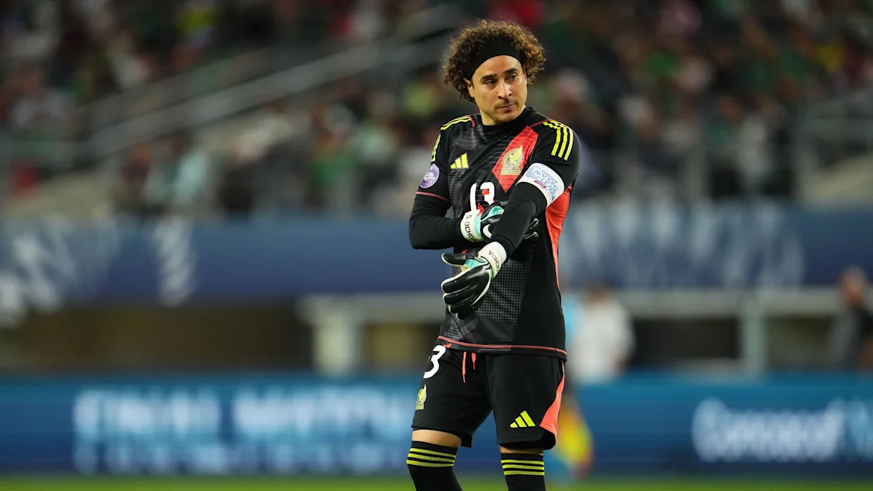 Hugo Sánchez critica a la Liga MX por el futuro incierto de Guillermo Ochoa
