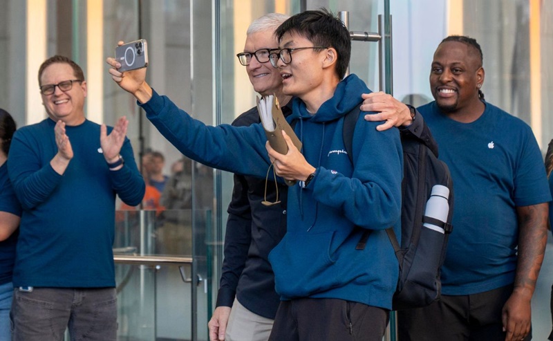 Tim Cook inaugura tienda Apple en Nueva York con lanzamiento del iPhone 17