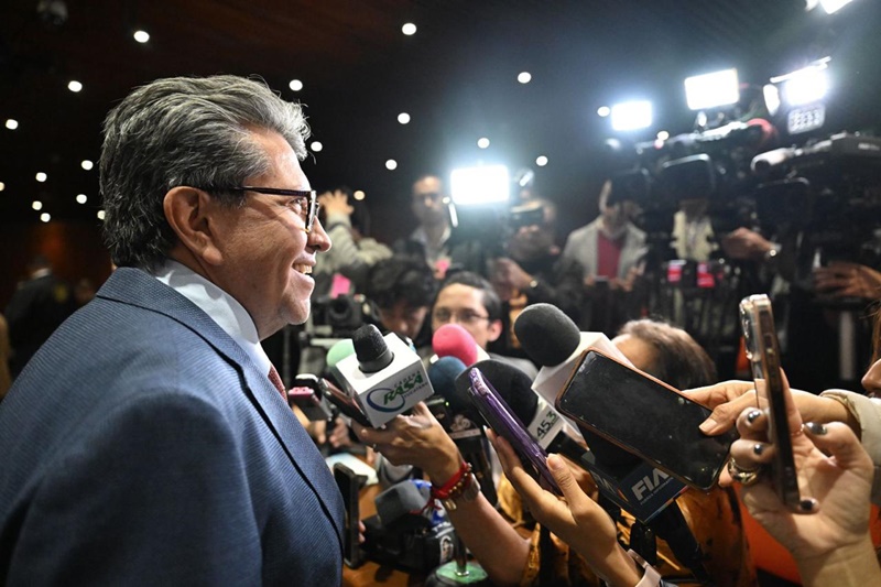 Monreal llama a debatir con argumentos y no con insultos en el Congreso