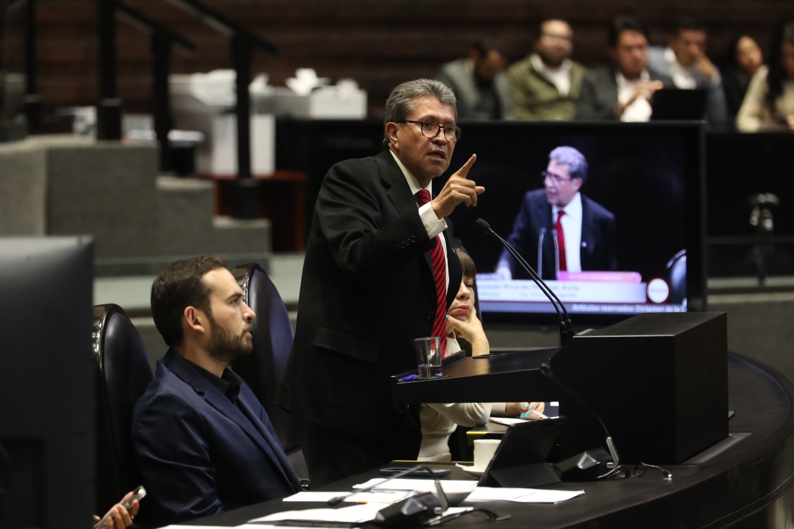 Monreal quita privilegios fiscales a bancos y aseguradoras