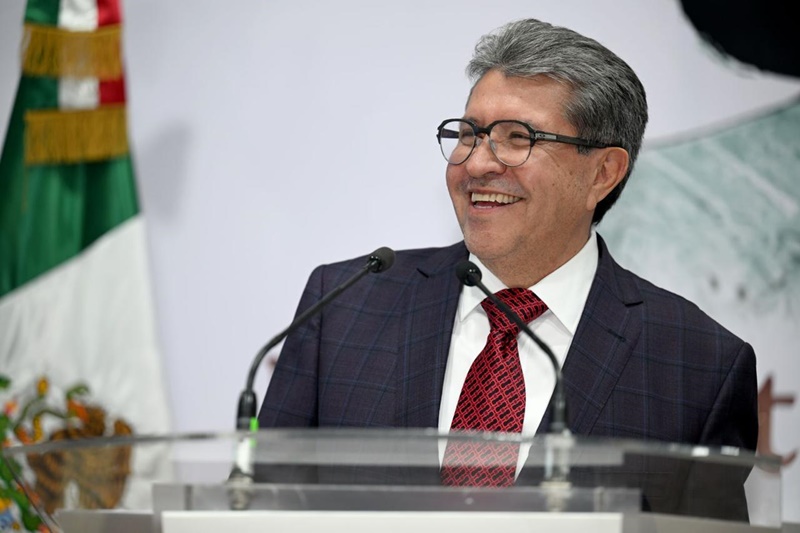 Monreal reacomoda el dinero y va contra abusos bancarios