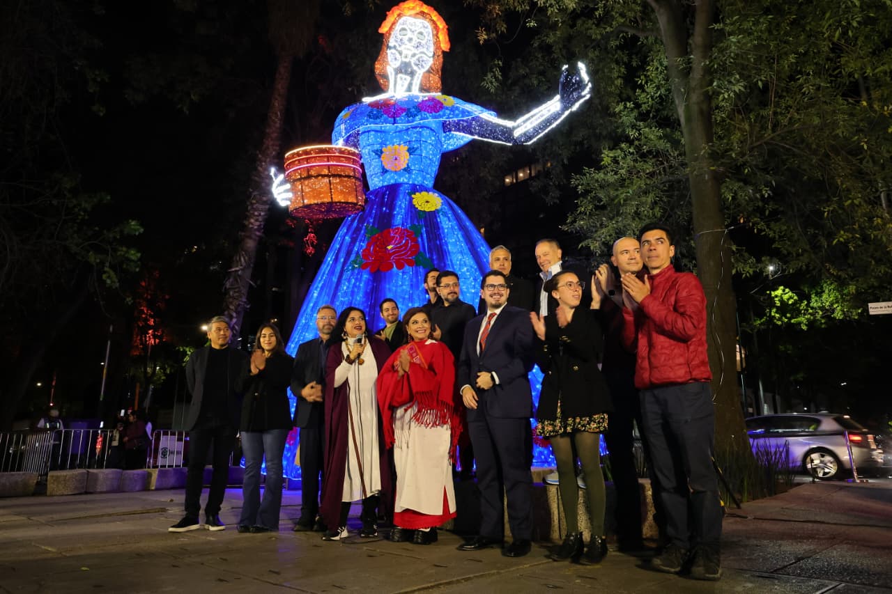 Luz, arte y tradición: Clara Brugada abre exposición lumínica en Paseo de la Reforma