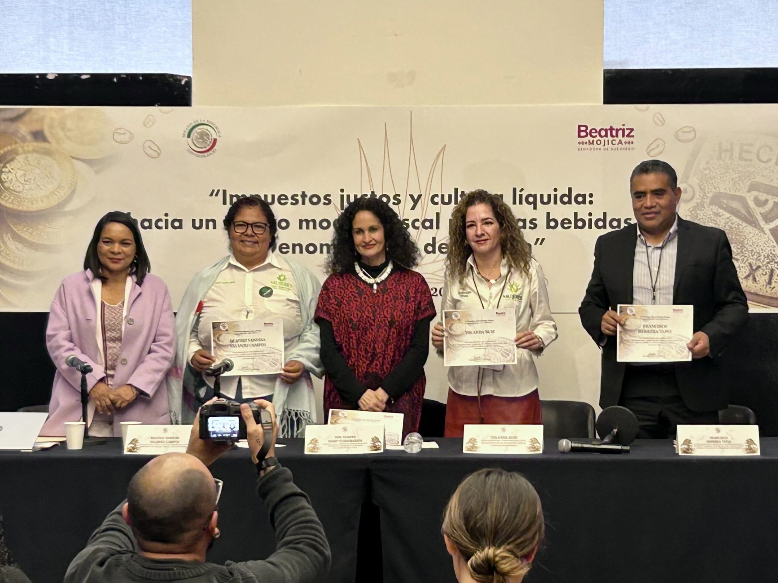 Senadora Mojica impulsa una reforma tributaria equitativa para los productores de mezcal.