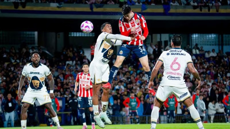 Chivas remonta en CU y hunde a Pumas en su tercera derrota al hilo