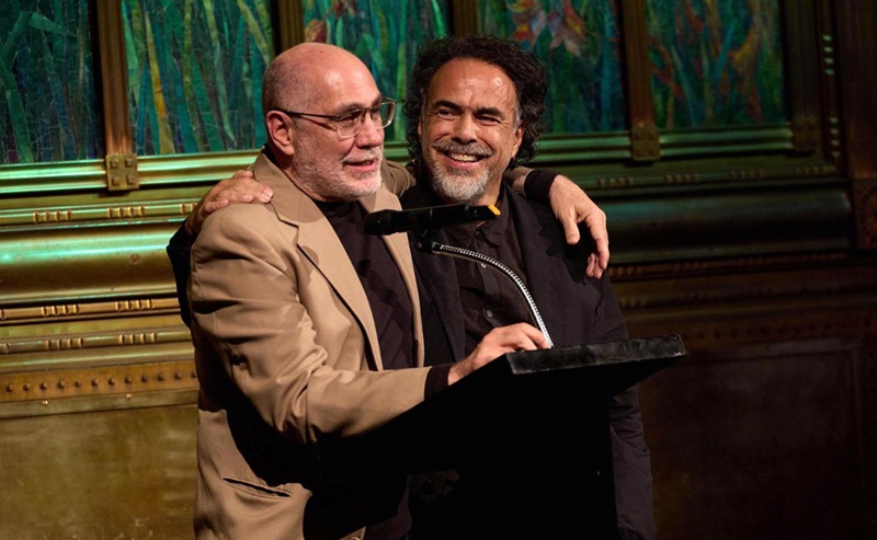 Iñárritu y Arriaga se reconcilian 25 años después de ‘Amores Perros’ en Bellas Artes