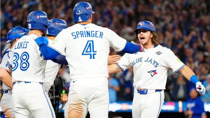 Alejandro Kirk brilla y Blue Jays aplastan a Dodgers en el Juego 1