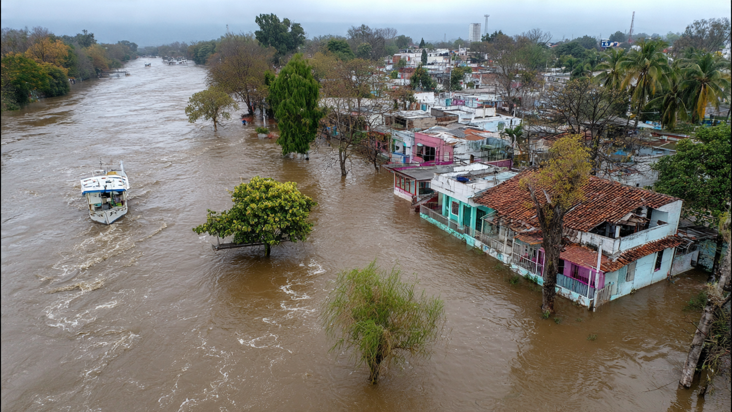 Río Cazones se desborda en Veracruz; miles de afectados y 500 millones en pérdidas