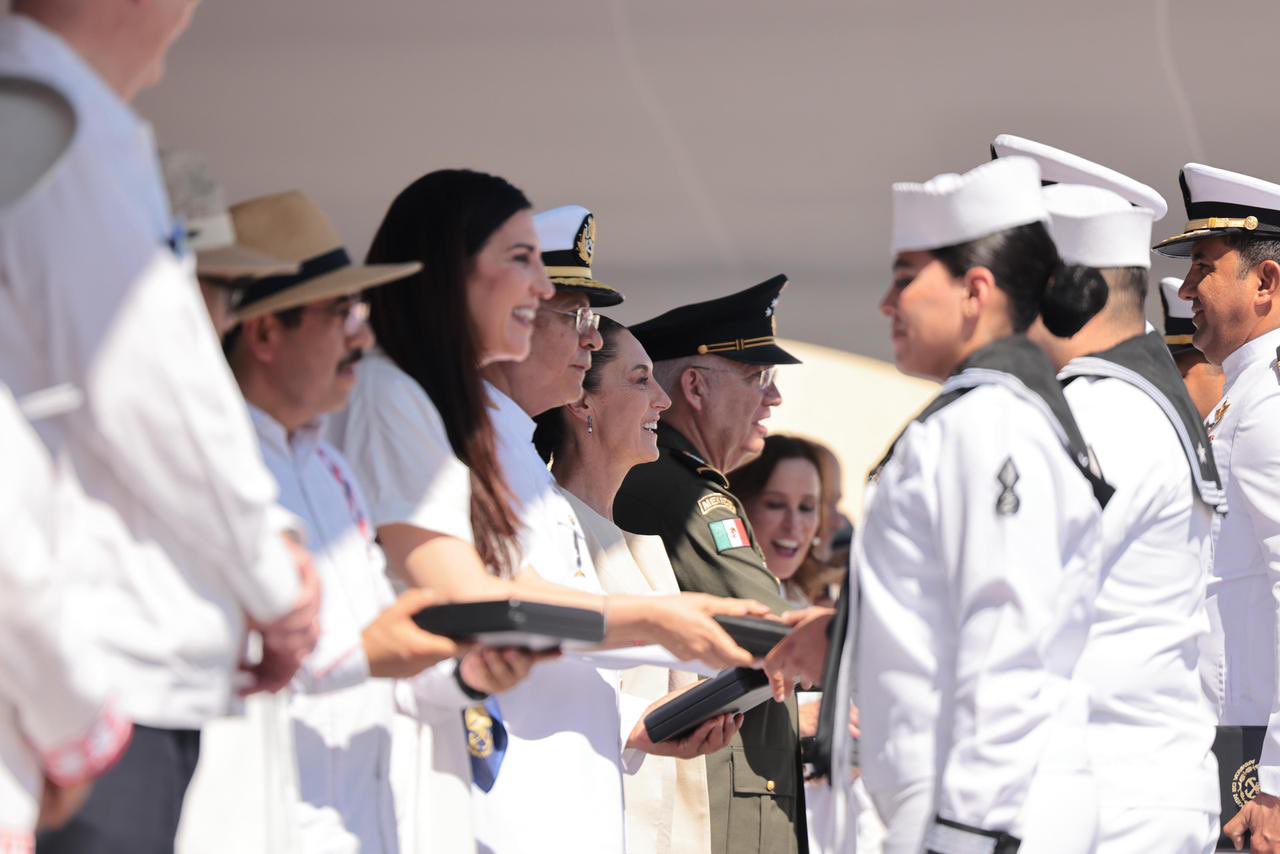 Kenia López Rabadán acude a ceremonia por Independencia en el Mar