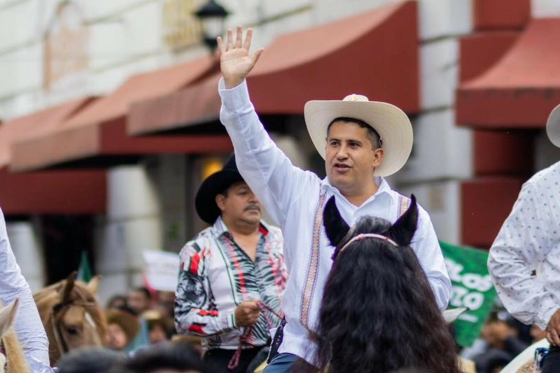 Prófugo exjefe de escoltas complica caso del alcalde de Uruapan