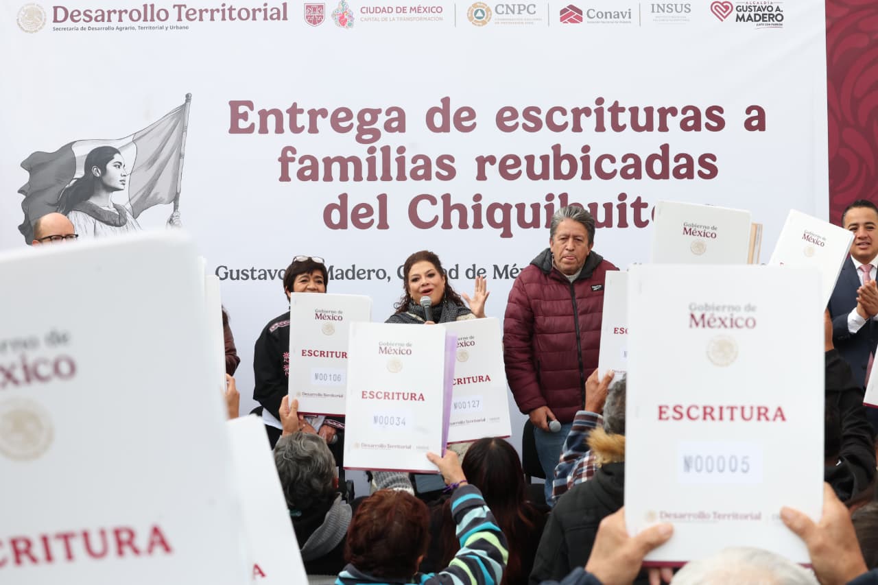 Dignidad y certeza jurídica: entregan viviendas a familias afectadas del Chiquihuite