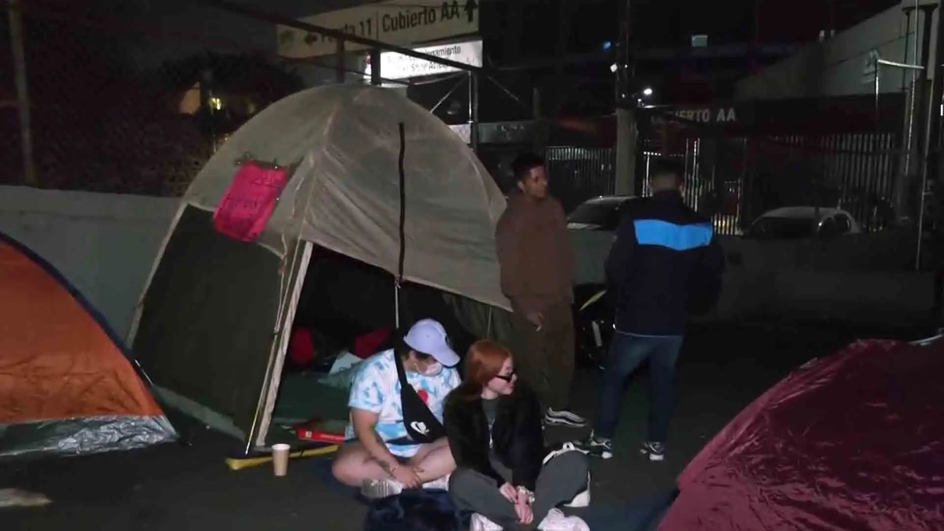 CDMX recibe a Bad Bunny con campamentos afuera del estadio y alta demanda por su World Tour