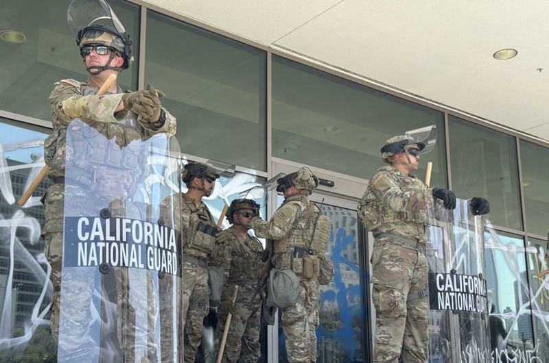 Juez frena a Trump y devuelve control militar a California