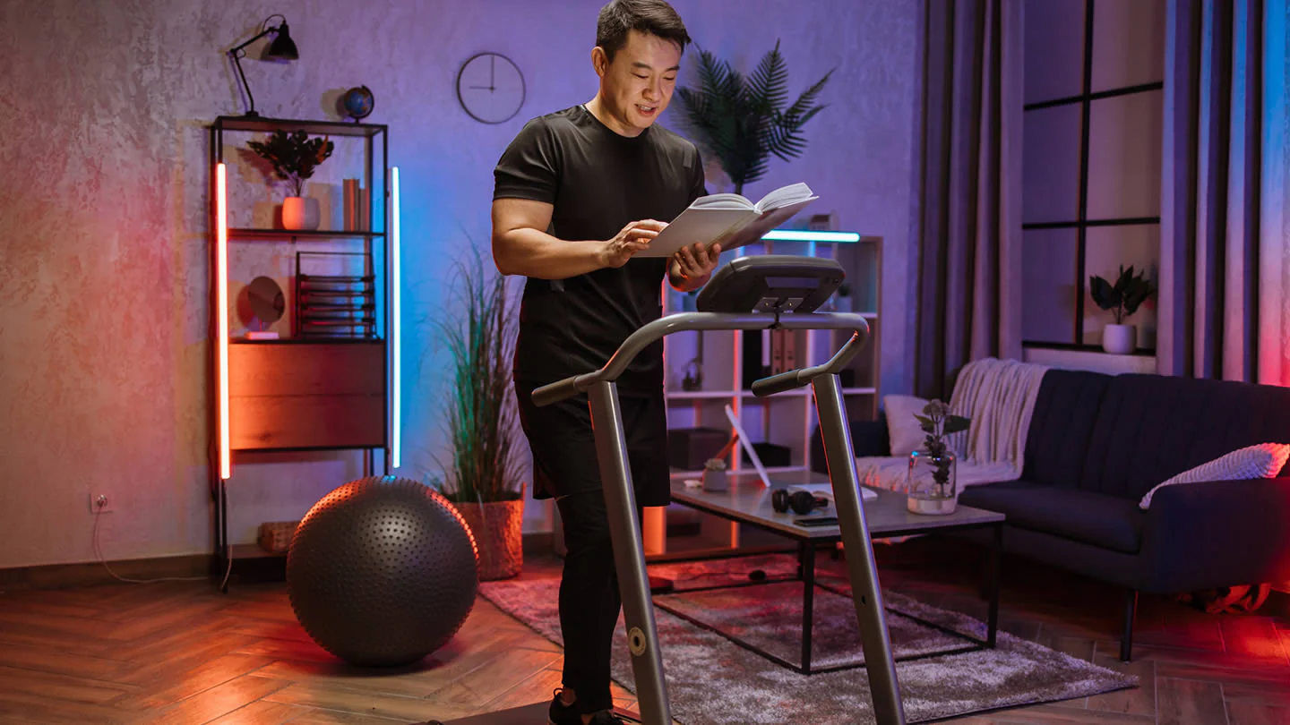 Cómo practicar el “cozy cardio”: transforma tu rutina de ejercicio en un ritual de autocuidado nocturno