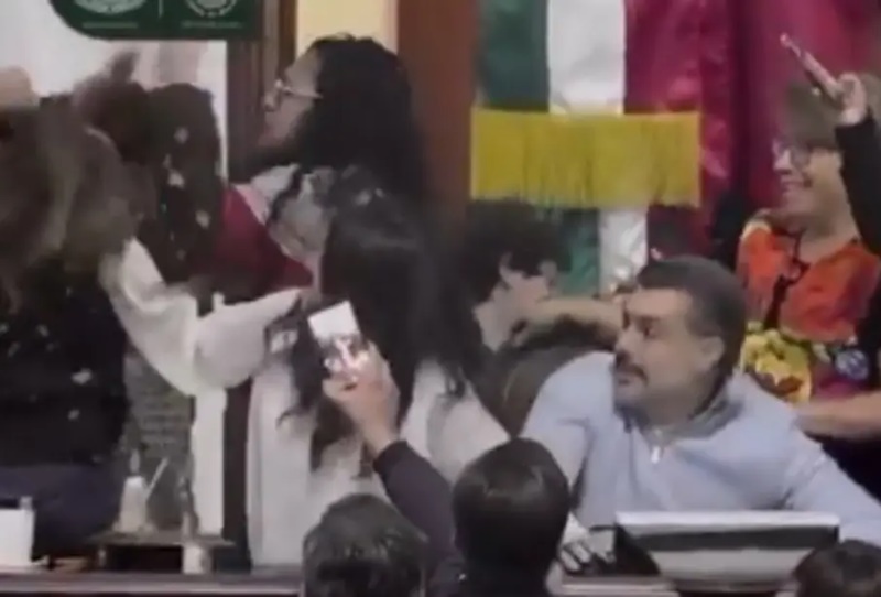 Golpes y gritos en el Congreso capitalino por la desaparición del órgano de transparencia