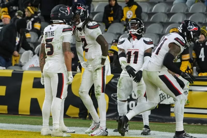 La defensa de Texans aplasta a Steelers y avanza a la Ronda Divisional