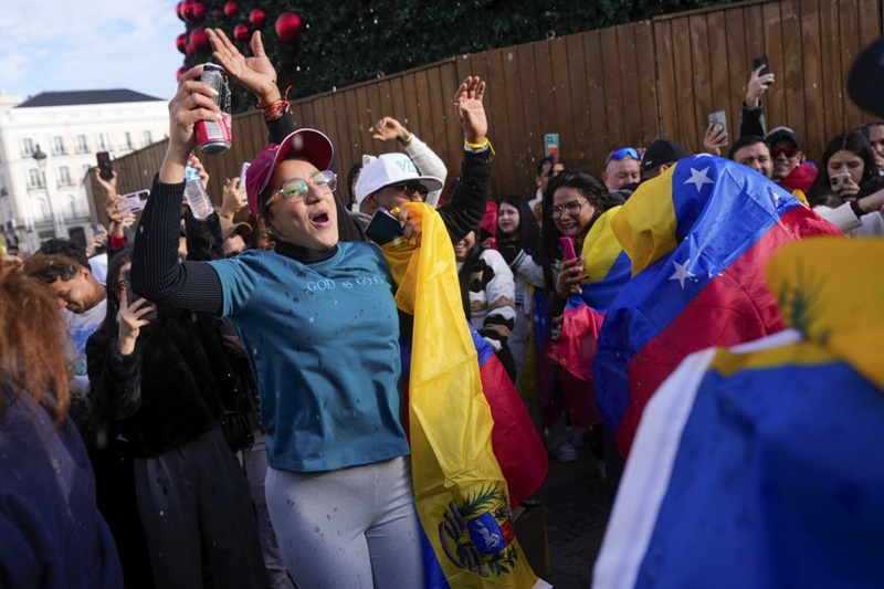 Venezolanos celebran en Madrid la caída de Maduro tras su captura