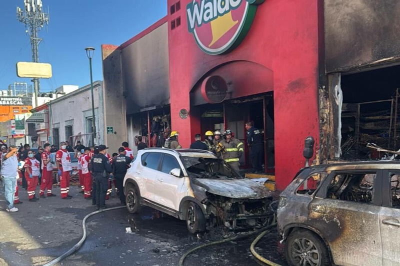 Vinculan a proceso a seis personas por incendio en Waldo’s Hermosillo
