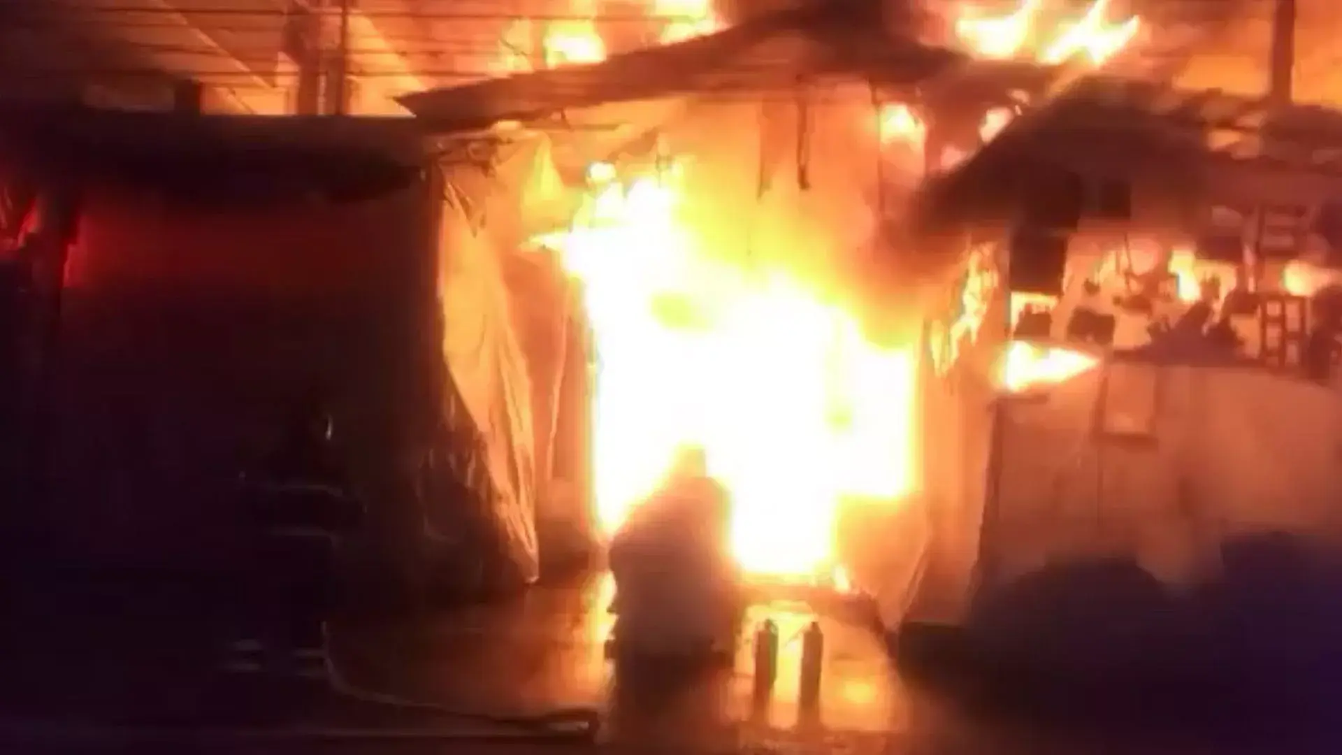 Fuerte incendio en la Merced Balbuena arrasa comercios y expone riesgos por cohetes
