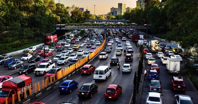 Tráfico y marchas paralizan vialidades clave de la CDMX este día