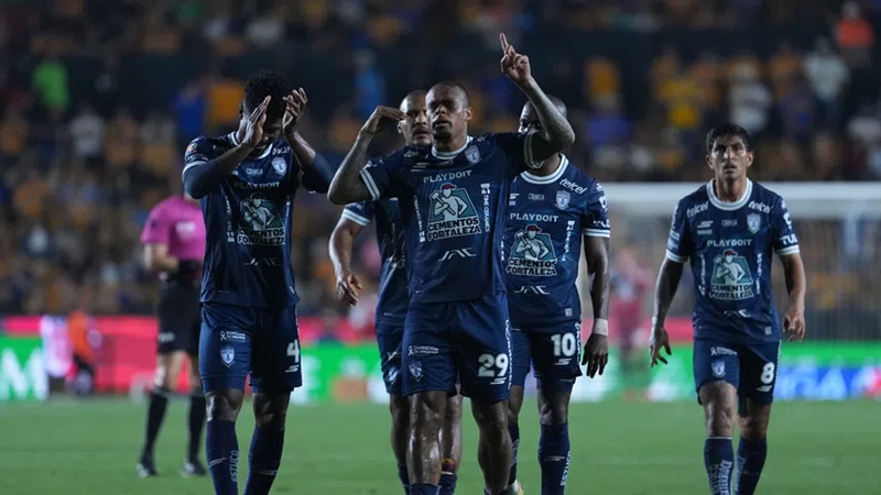 Kenedy lidera remontada de Pachuca sobre Tigres en Universitario