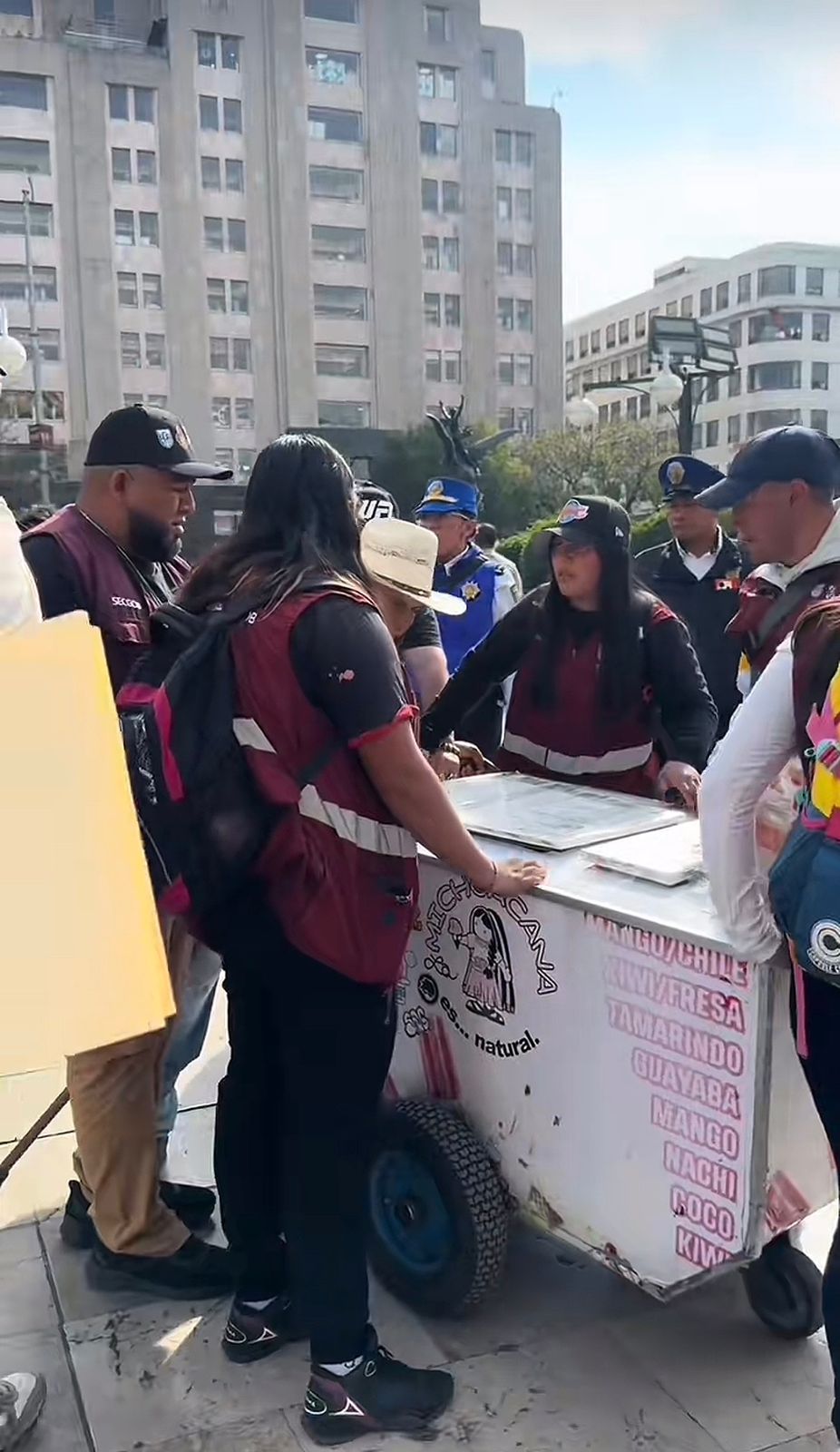 Transeúntes impiden decomiso a adulto mayor durante operativo en la Alameda Central