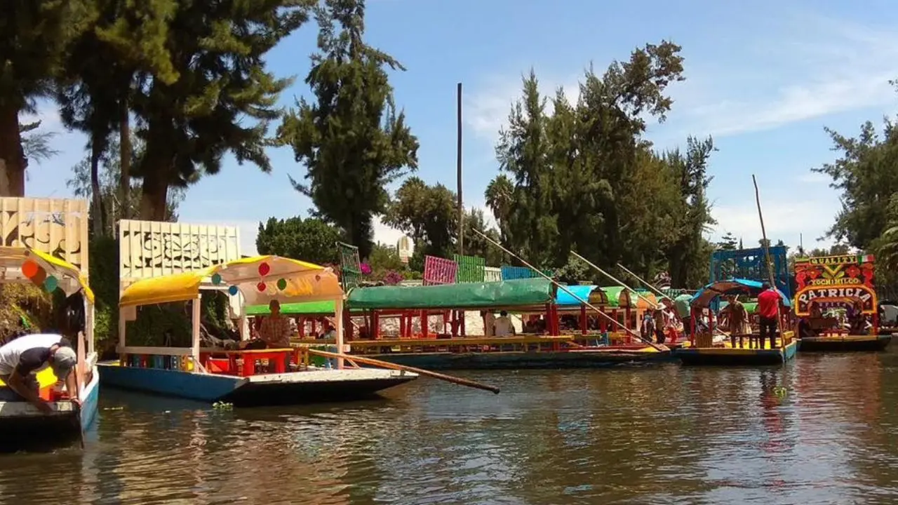 Turistas sin ropa en trajinera: video viral sacude a Xochimilco y provoca críticas